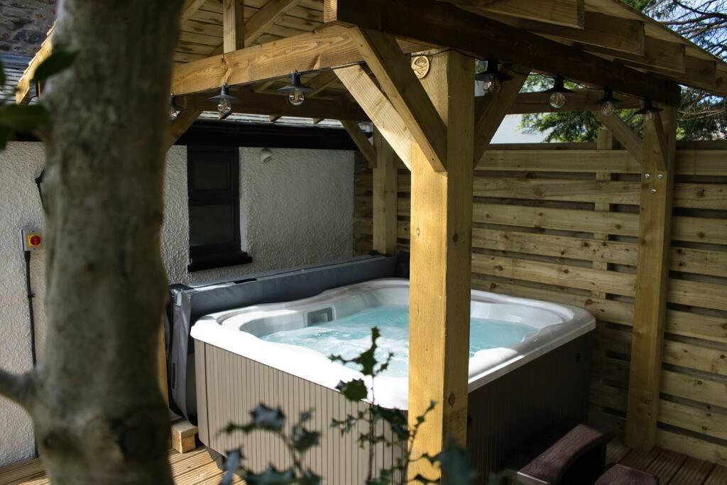 Luxurious Cottage With Hot Tub, Lake District Duddon Kültér fotó