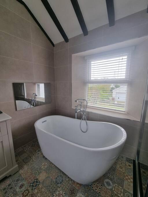 Luxurious Cottage With Hot Tub, Lake District Duddon Kültér fotó